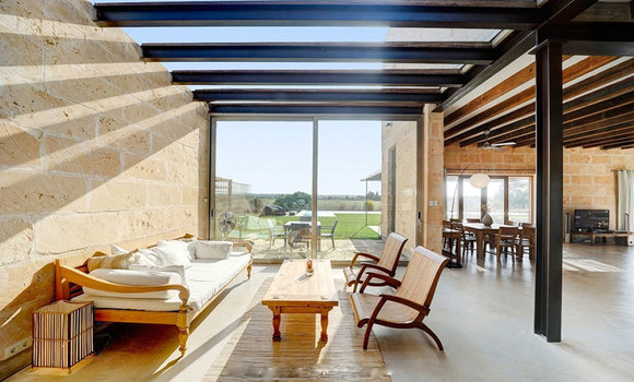 Preview fullscreen 12. exclusiver mallorca villa campos  campos zona del sal n con acceso a terraza