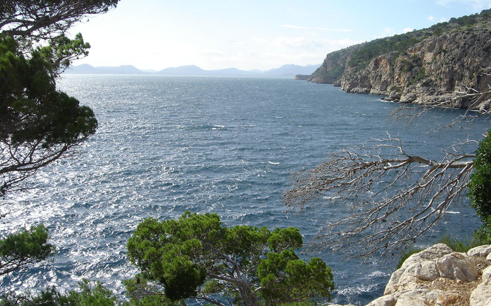 Desde la punta de la Cala Murta, se ve la bahía de Pollença